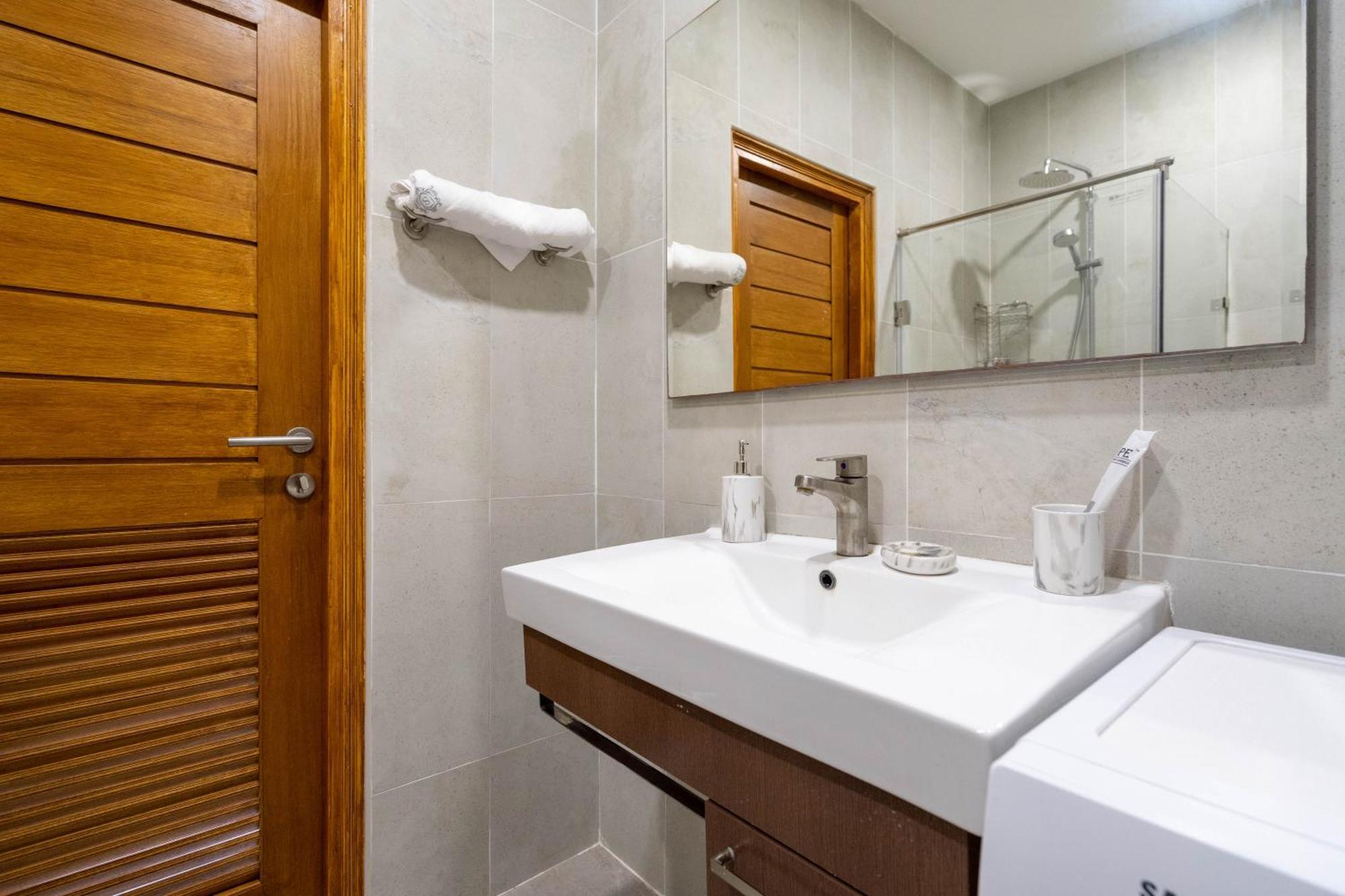 Apartment 1 Bedroom In Naiharn T Ban Saiyuan Exteriör bild